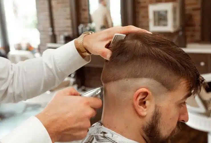 Les tendances incontournables de la coupe garçon mi-long en 2022