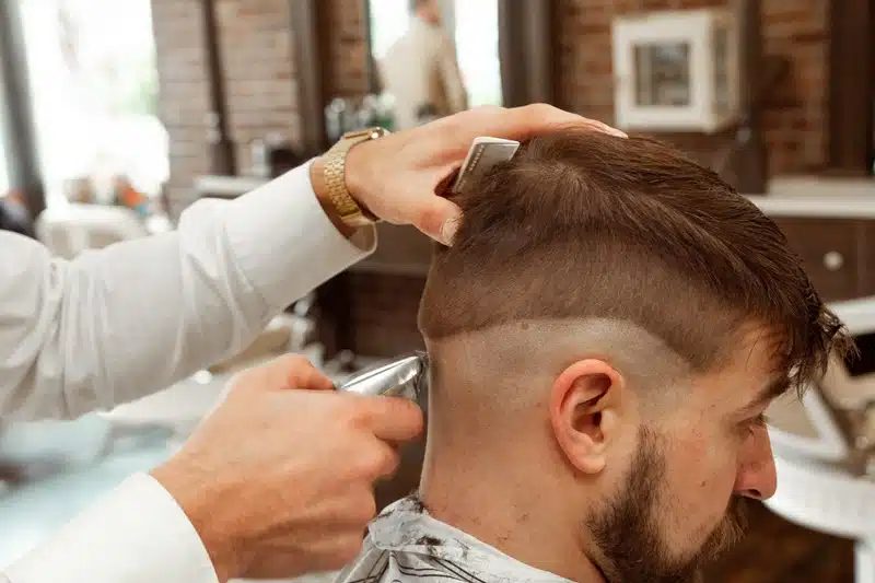 Les tendances incontournables de la coupe garçon mi-long en 2022