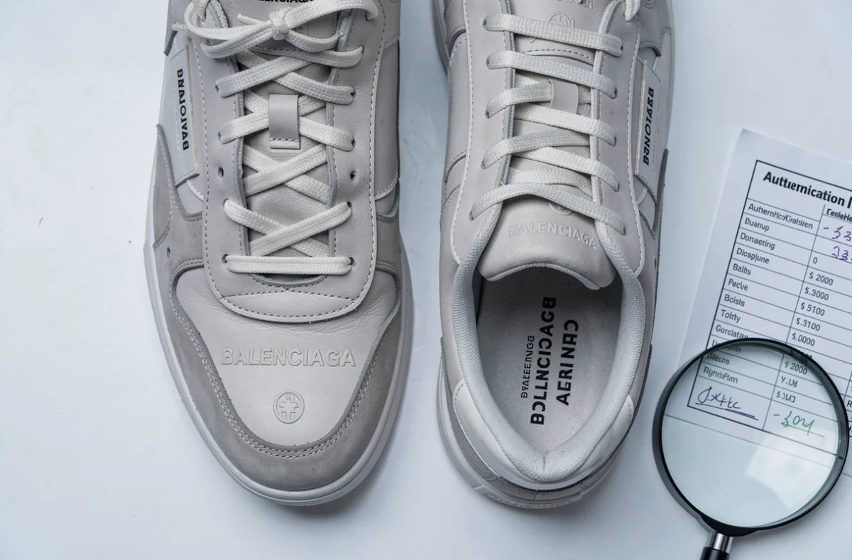 Comparaison côte à côte de deux paires de sneakers Balenciaga dont une contrefaçon avec loupe et checklist d'authentification sur fond blanc